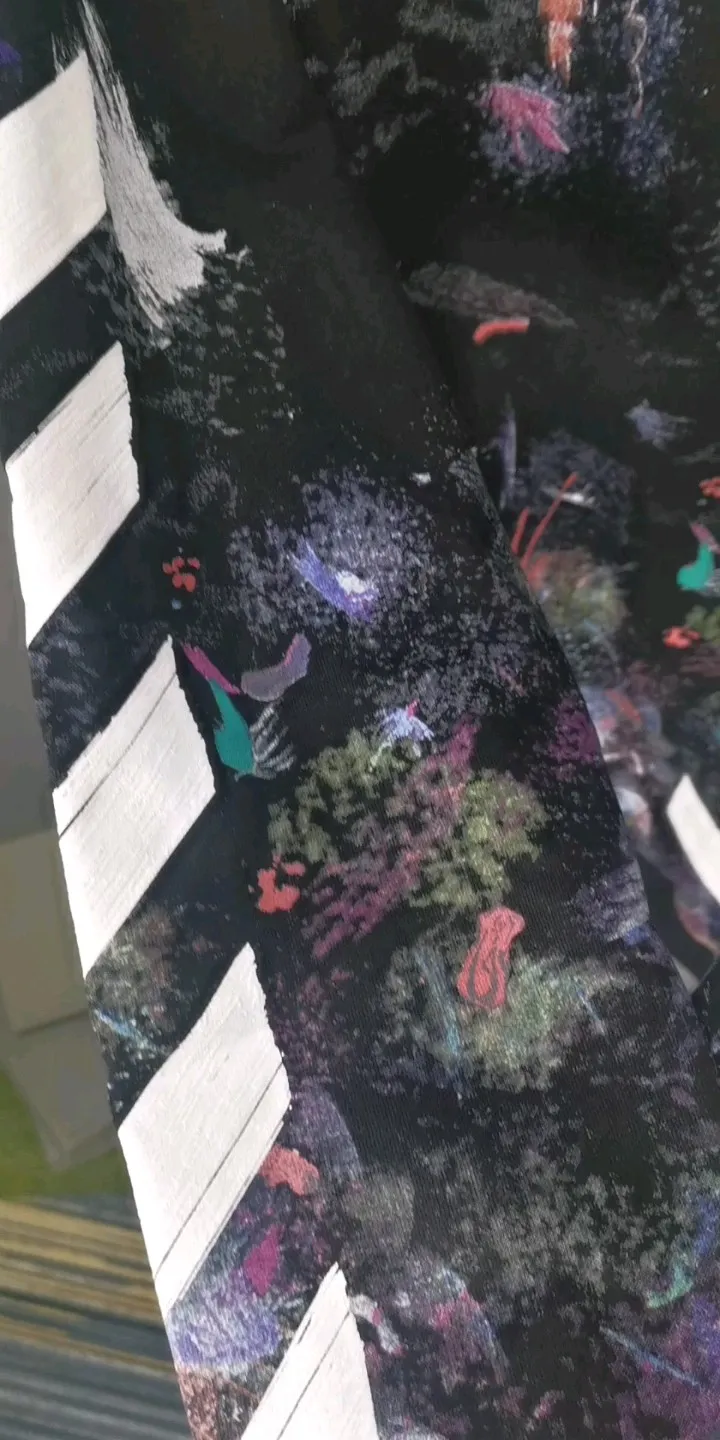 Real shot of the video: Original audio explaining Starry Sky Fireworks Round Neck Model 3 - the top tested version OFFWHITE Starry Sky Fireworks and the Strongest Fireworks on Earth Round Neck Pullover Sweatshirt, 18-layer film heavy industry three-dimensional printing.  The fireworks color system is obtained through contrasting printing. There are eight panels in the whole body. Seven color sets and eight panels are printed in eight times. The first layer is gray, the second layer is white, the third layer is yellow, the fourth layer is green, the fifth layer is blue, the sixth layer is purple, the seventh layer is orange. The last layer is arrow paint printing. The seven colors are layered on each other, which will also create new colors. The arrows on the back and the front squares are first glued and then hung in four layers. The paint has an obvious concave and convex feeling. Quality speaks for itself in the details. The blue letters are electrostatic three-dimensional flocking. They are made separately and then printed through high-temperature thermal transfer. The difficulty is unprecedentedly high. I have made more than 80,000 pieces of fireworks series in total. More than half of the ones you see on the market are made by me!  Size chart